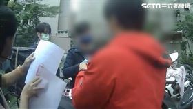 新北曹男穿短裙黑絲襪在路旁露鳥打手槍遭逮。（圖／翻攝畫面）