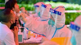 地方沒錢了  中國核酸檢測企業應收帳款比利潤多中國地方財政被常態化核酸檢測拖垮。據陸媒3日報導，中國多家核酸檢測上市公司今年前3季盈利雖然大增，但應收帳款也隨之暴增，顯示公家欠債越來越多。圖為10月26日，福州市進行全員核酸檢測。（中新社提供）中央社  111年11月3日