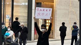 上海男手舉「你知道我要說什麼」秒被逮　國際律師無奈嘆：他很勇敢