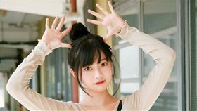 主推單品風格Peachii耳邊抓胸設計長袖上衣。（圖／品牌業者提供）