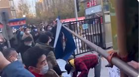 北京民眾踹翻檢驗站（圖／翻攝自@xinwendiaocha推特）