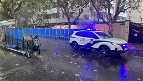 上海烏魯木齊中路架設路障（1）經過連續兩天群聚活動後，上海市烏魯木齊中路兩側沿途可見已經架設藍色路障，長約600公尺，現場見警率也大增，公安車輛穿梭街區。上海26、27日都有人潮聚集，悼念新疆烏魯木齊火災遇難者，並對過度防疫表達不滿。中央社記者李雅雯上海攝  111年11月28日