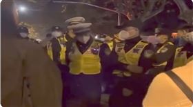 陸女嗆鎮壓警察（圖／翻攝自推特）