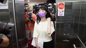 高嘉瑜現身立院成媒體關注焦點九合一選舉民進黨挫敗，民進黨立委高嘉瑜表示，這次會輸就是因為網軍太超過。高嘉瑜（前）28日上午現身立法院，成為媒體關注焦點。中央社記者徐肇昌攝  111年11月28日