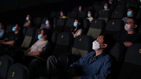 疫情後　中國電影院重新開放中國武漢肺炎疫情趨緩，中國官方宣布20日起低風險地區電影院在降低容留人數下恢復營業。圖為上海觀眾見證疫情後電影院重啟。（中新社提供）中央社　109年7月20日