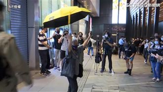 白紙革命燒到香港　王婆婆舉黃傘遭男搶奪