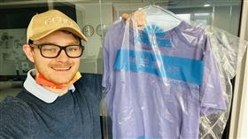 遭警毆打BBC記者獲釋。（圖／翻攝自Edward Lawrence推特）