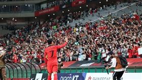 隊長孫興慜被迦納隊教練安慰（圖／翻攝自hm_son7 IG）