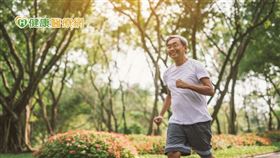 如果親人有大腸癌病史，或曾經切除大腸息肉，自己就要加強保持警戒，定期安排大腸鏡檢查，及早發現大腸內異常變化，就讓醫生能有更充足治療方式協助對抗疾病，達到提高治癒率或延長生命目標。