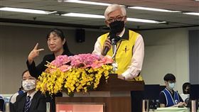 李進勇出席中選會選前記者會明天就是九合一大選與修憲複決公投投開票日，中選會25日舉行選前記者會，中選會主委李進勇（右）提醒，明天可宣傳公投，但不能從事競助選活動。中央社記者賴于榛攝  111年11月25日