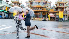 《花路阿朱媽》導演何書銘（右）與女主角洪慧芳（左）拿著本片特製導遊旗，共同造訪松山慈祐宮。（圖／采昌提供）