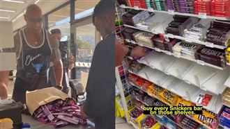 巨石強森窮到偷巧克力！長大清空整排貨架