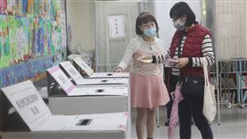 九合一選舉  新北市民眾前往投票（3）九合一選舉26日上午8時開始投票，圖為民眾前往新北市板橋國小投開票所，選務人員在旁協助完成投票流程。中央社記者趙世勳攝  111年11月26日