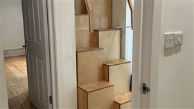 網友在公寓中發現不對稱的樓梯。（圖／翻攝自Ez推特）