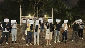 ▲香港中文大學出現學生舉著白紙聲援「白紙運動」。（圖／美聯社／達志影像）

