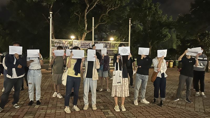 香港近日響應白紙革命！中文大學百人參加