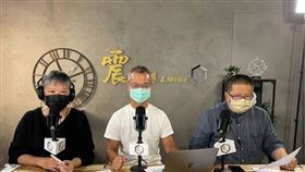 大數據專家黎榮章（中）、銘傳廣電系主任杜聖聰（右）接受黃光芹（左）訪問。（圖／震傳媒提供）