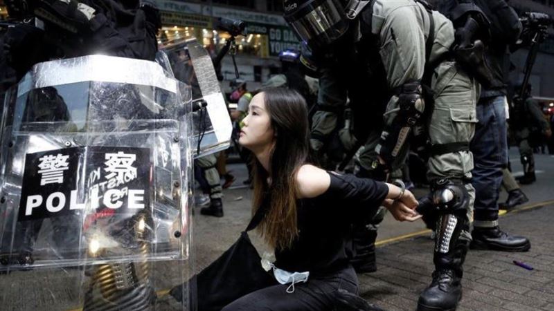 逼女下跪照瘋傳　網：昨日香港，今日中國