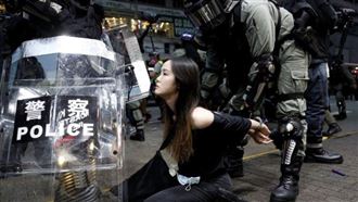 逼女下跪照瘋傳　網：昨日香港，今日中國