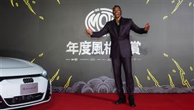 ▲霍華德（Dwight Howard）穿著MARCO BRUNO芊翔西服出席時尚活動。（圖／桃園永豐雲豹球團提供）