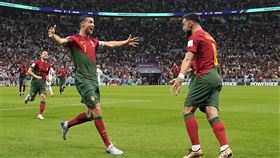 ▲「C羅」羅納度（Cristiano Ronaldo）和隊友費南德斯（Bruno Fernandes）慶祝進球。（圖／美聯社／達志影像）