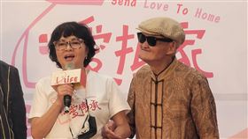 李炳輝(圖右)市場賣唱被說像行乞，紀寶如(圖左)心疼發聲了。（圖／記者游定剛拍攝）