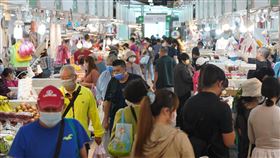 主計總處下修今年經濟成長率（3）行政院主計總處29日公布最新經濟預測，估2022年、2023年經濟成長率分別為3.06%及2.75%，2023年「保3」落空。圖為民眾在台北市北投中繼市場採買。中央社記者徐肇昌攝　111年11月29日