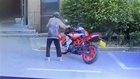 重機　老人　停車　（圖／翻攝自微博）