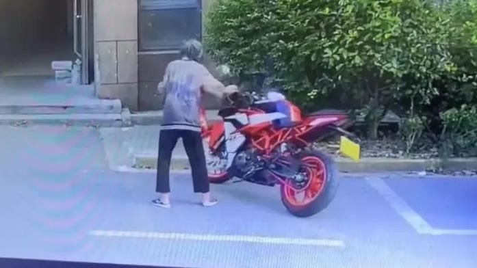 重機停車格！老婦故意推倒　慘噴6萬維修