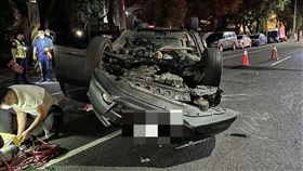 車禍,高雄,擦撞,受困,呼救