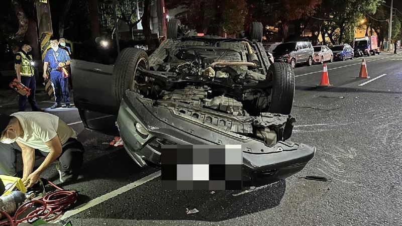 男變換車道擦撞「翻」　人卡車窗：救我！