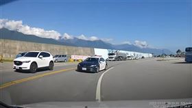 警察,警車,七星潭,逆向超車,鳴笛,值勤,盲彎。（圖／翻攝自YouTube頻道「WoWtchout - 地圖型行車影像分享平台」）