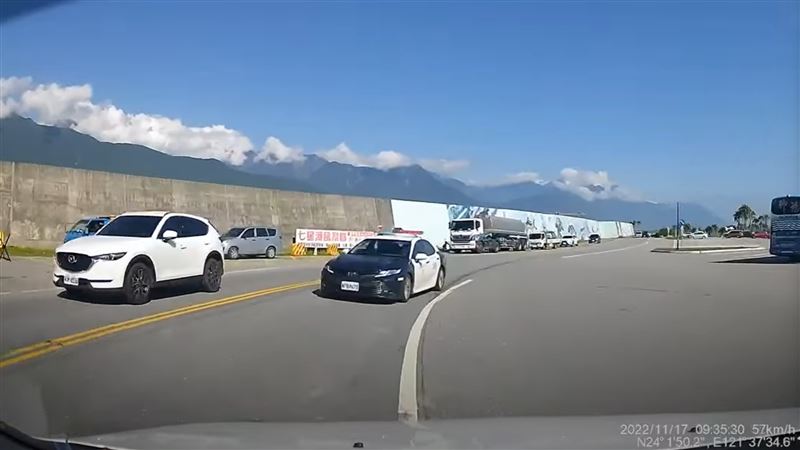遇警「盲彎逆向超車」他險撞上　畫面曝光