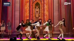 MAMA挨轟史上最難看！女團合作舞台這一幕超尷尬　網傻眼：是社團成發？。（圖／翻攝自
Mnet K-POP YouTube）