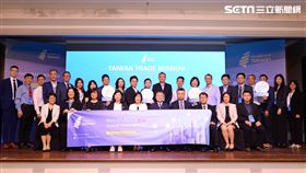 疫後首發台灣經貿訪問團首站插旗吉隆坡。貿易局局長江文若(前排左5)、外貿協會副秘書長李惠玲(前排左4)、貿易局發展組簡任秘書曾玉雲(前排右2)、吉隆坡台貿中心主任彭湘尹(前排左2)。（圖／貿協提供）