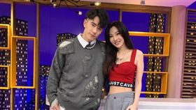 藝人紀言愷(圖左)和曾莞婷(右)感情相當不錯。（圖／衛視中文台提供）