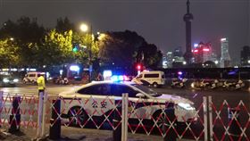 上海烏魯木齊路抗議後  市區見警率激增（1）上海市烏魯木齊中路連續2天群聚抗議活動後，上海市區地鐵站出口、街道29日見警率明顯激增，中山東一路旁側停靠多輛警車、警用機車。中央社記者李雅雯上海攝  111年11月29日