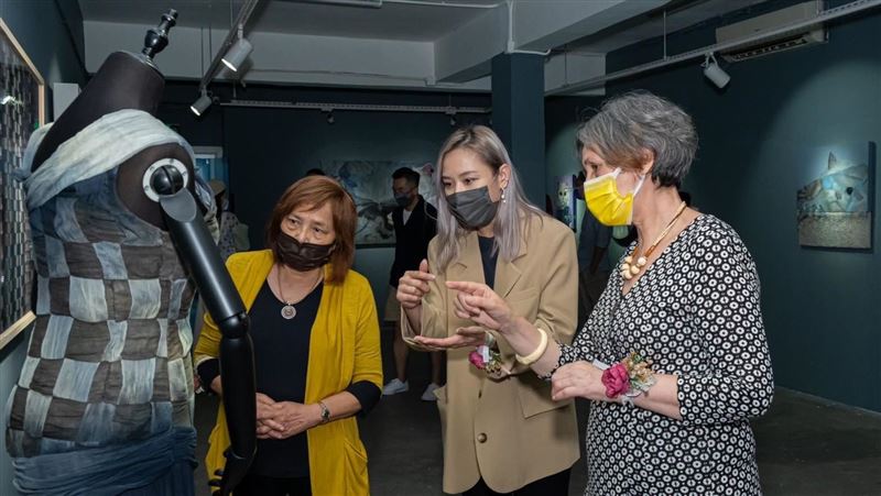 獨／攜兒飛澳門　女星跨海辦展吐悲傷經歷