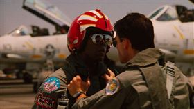 小克拉倫斯吉爾亞德（左）曾與阿湯哥（右）合作《捍衛戰士》。（圖／翻攝自推特）