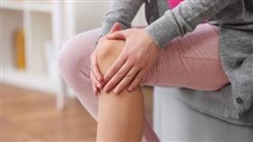 天氣痛最主要的成因為天氣變化，導致原有的疼痛症狀惡化。該現象可分為氣溫、濕度、自律神經與心理層面，人類內耳中有一「氣壓偵測器」，一旦天氣產生變化，氣壓、溫度、濕度出現差異時，大腦將感受到壓力，進而刺激自律神經使其亢奮、失調，進而使疼痛惡化。舉例來說，交感神經若過於活躍，就會刺激痛感神經，產生頭痛、舊傷疼痛等症狀。