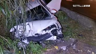 19歲女駕車下匝道追撞　2車翻覆邊坡4人傷