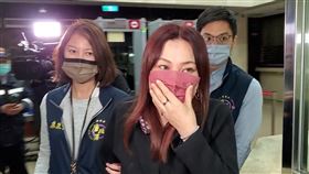 涉洩漏採購資訊 北市殯葬處副處長王文秀遭聲押檢廉獲報，北市殯葬處副處長王文秀涉嫌洩漏採購資訊護航特定廠商，涉犯貪污等罪。檢廉28日兵分14路搜索，並約談王女等12人。檢察官漏夜偵訊後，29日清晨將王女聲押禁見。中央社記者林長順攝 111年3月29日