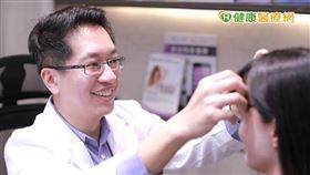 翁書賢醫師獲不少名人指定施作醫美療程，上月曾赴藝人馬國賢的Podcast節目分享醫美專業知識。