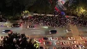 學生連夜出廣洲！擠爆國道、露宿車站畫面被瘋傳。（圖／翻攝自推特）