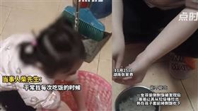 ▲大陸湖南一名爸爸發現女兒把剩飯偷偷倒掉，相當生氣，竟從垃圾桶撿出剩飯，在女兒面前吃下。（圖／翻攝點時新聞）