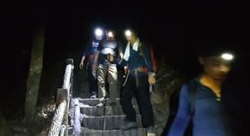 波津加山，谷關七雄，男子失明，視力不好，夜間看不清楚步道，頭燈照路，(圖／翻攝畫面)