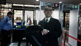 菸品走私案　邱彰信否認犯罪台北地院審理私菸案，13日傳喚被告、前華航空品處副總經理邱彰信（右）到庭。邱彰信否認犯罪，並表示檢方憑LINE貼圖就起訴他，毀人清譽，盼法官還他清白。中央社記者林長順攝　108年12月13日