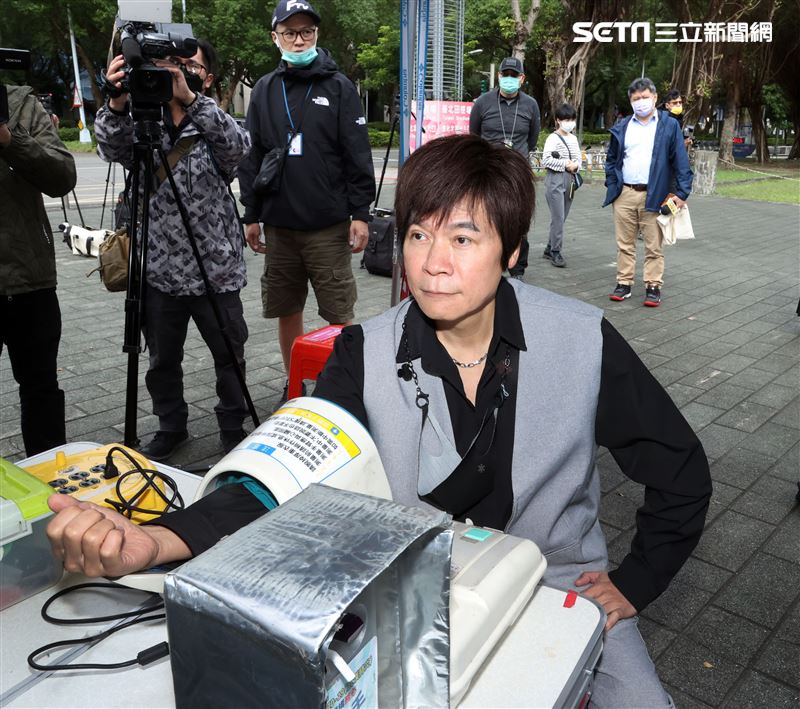 洪榮宏、談詩玲捐血做公益。（記者邱榮吉/攝影）