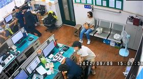 徐姓女子，早餐店偷錢，偷拔警槍，壓制，彰化(圖／翻攝畫面)