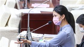 徐巧芯違停風波  林亮君盼重檢討遭懲處警對於台北市議員徐巧芯違停風波，無黨籍市議員林亮君（圖）31日在議會市政總質詢中表示，警方公布密錄器內員警堅持開罰單，建議重新檢討被記申誡員警狀況。中央社記者鄭清元攝  111年5月31日